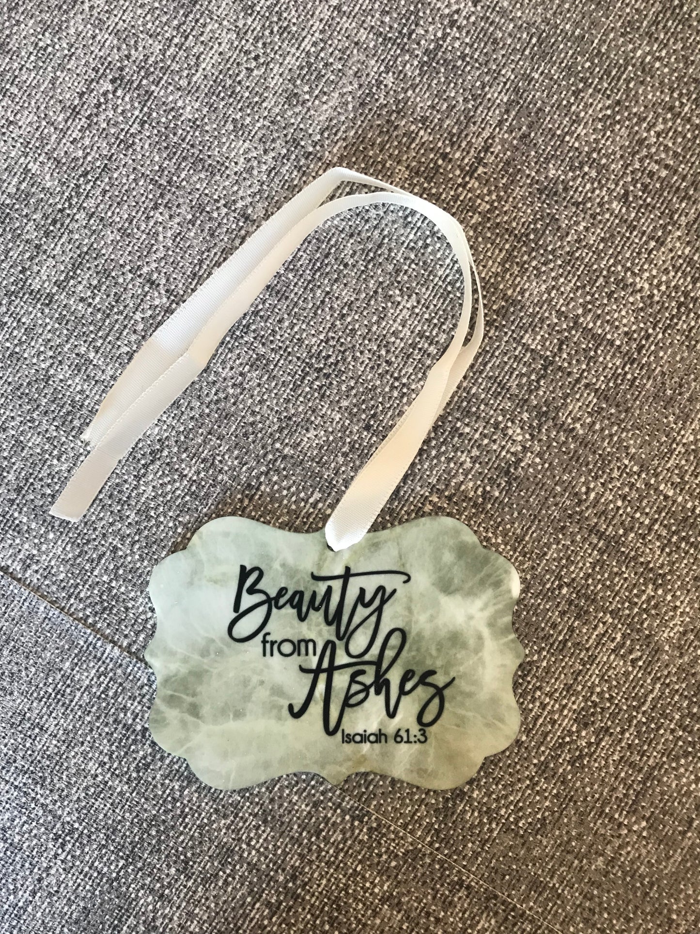 Grave Hanging Tag 10.5x7.5cm with ribbon - Beauty from Ashes Isaiah 61:3 Green Marble Background