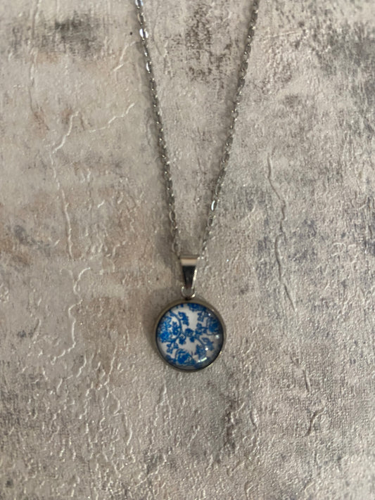 Blue/White Floral Pattern 1.2cm Pendant Necklace (45cm chain)