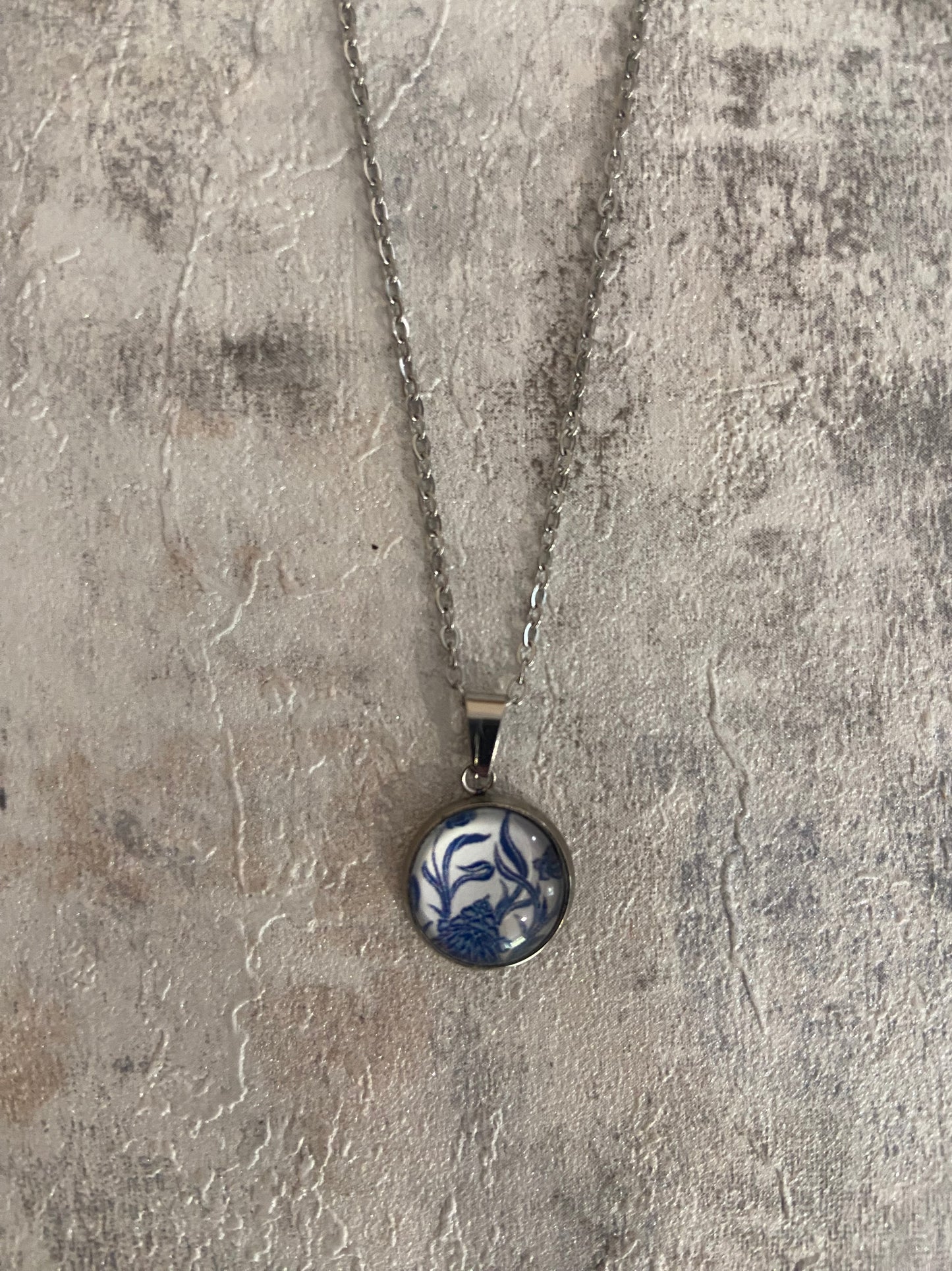 Blue/White Floral Pattern 1.2cm Pendant Necklace (45cm chain)