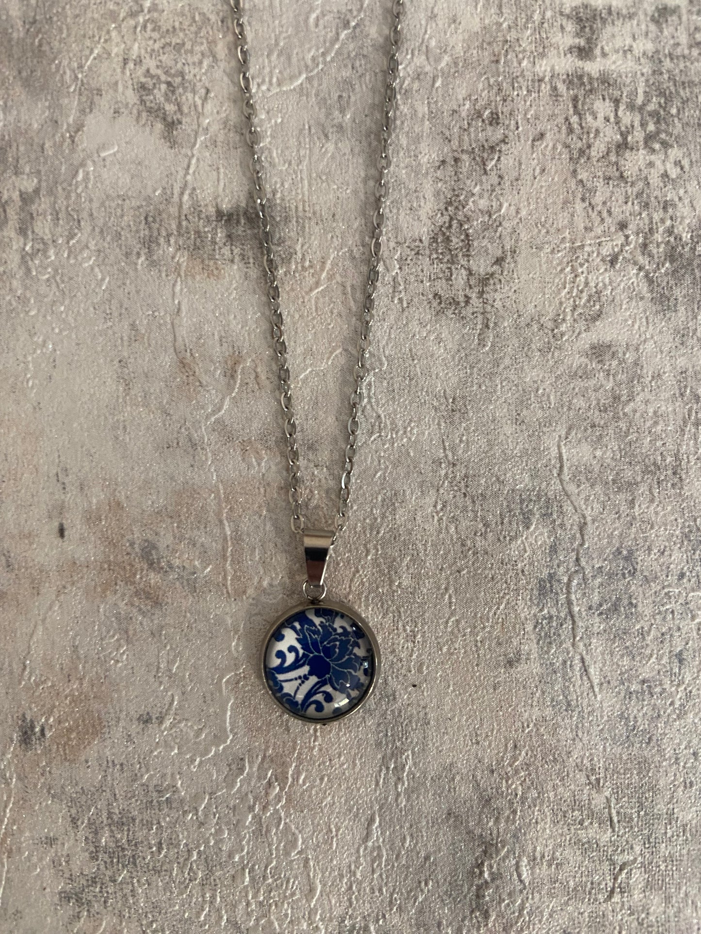 Blue/White Floral Pattern 1.2cm Pendant Necklace (45cm chain)