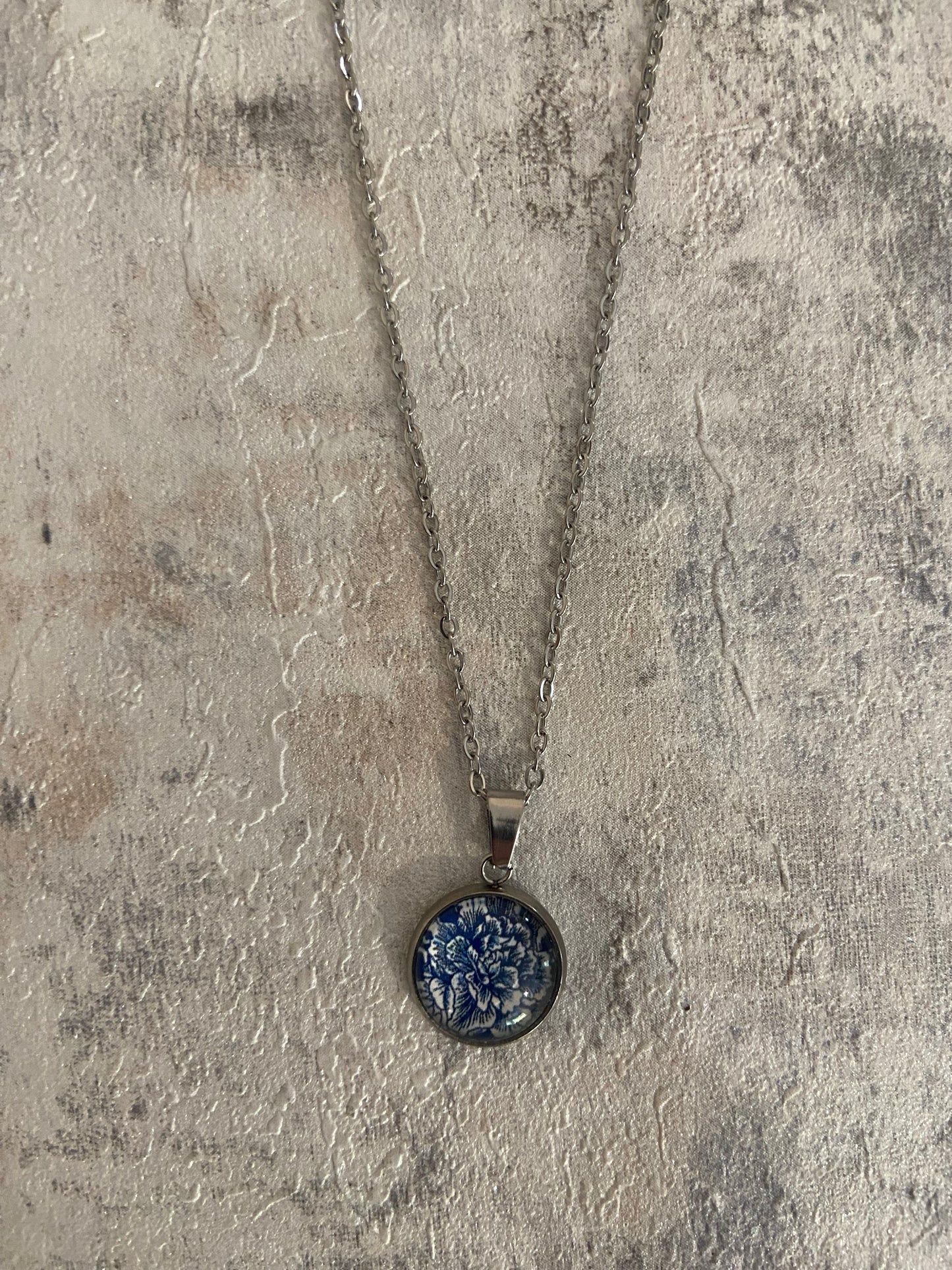 Blue/White Floral Pattern 1.2cm Pendant Necklace (45cm chain)