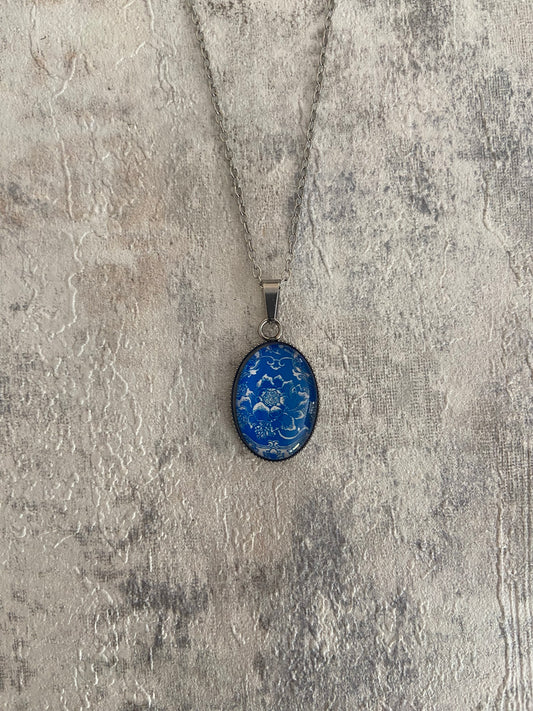 Blue/ White Floral Pattern Oval 1.8x2cm Silver Pendant Necklace (45cm chain)