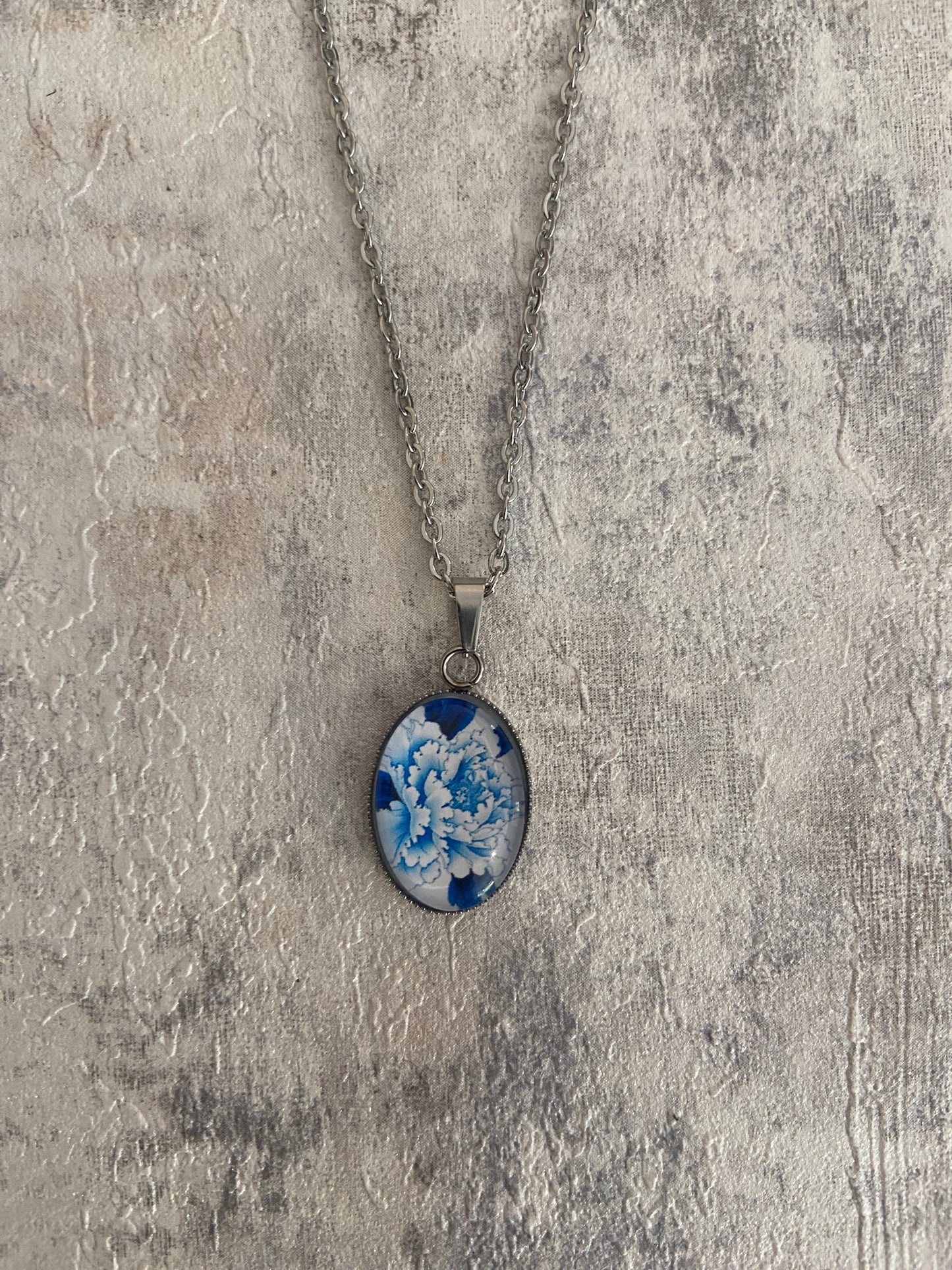 Blue/ White Floral Pattern Oval 1.8x2cm Silver Pendant Necklace (45cm chain)