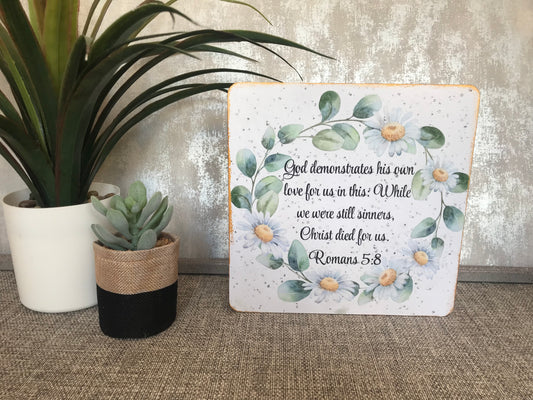 While Sinners Christ Died For Us Romans 5:8 with daisy wreath Wooden Freestanding Plaque 20x20cm