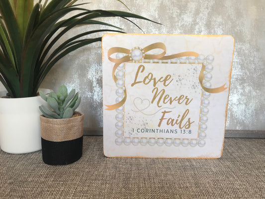Love Never Fails 1 corinthians 13:8 Wooden Freestanding Plaque 20x20cm