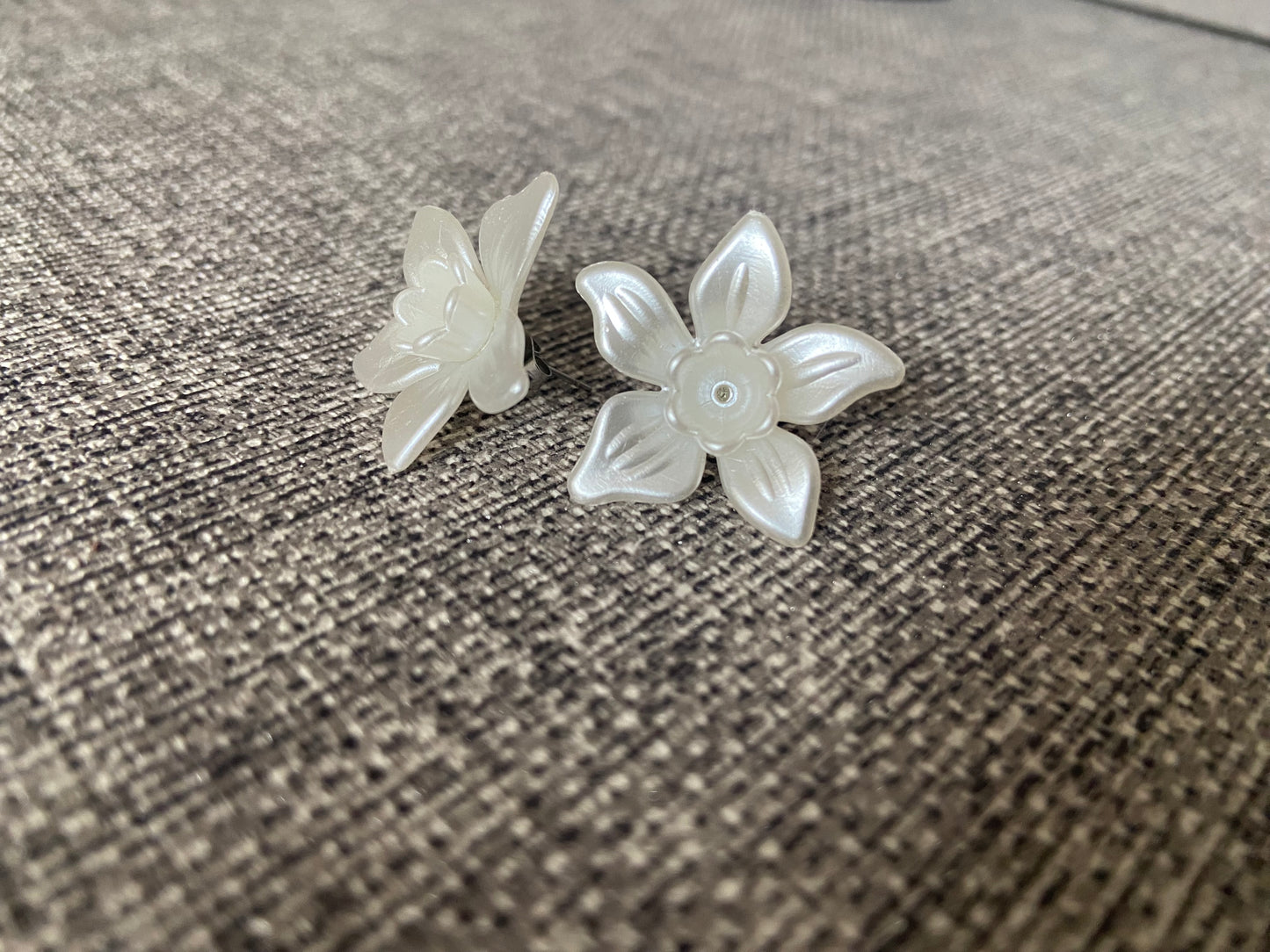 White Pearlescent Daffodil Silver Stud Earring