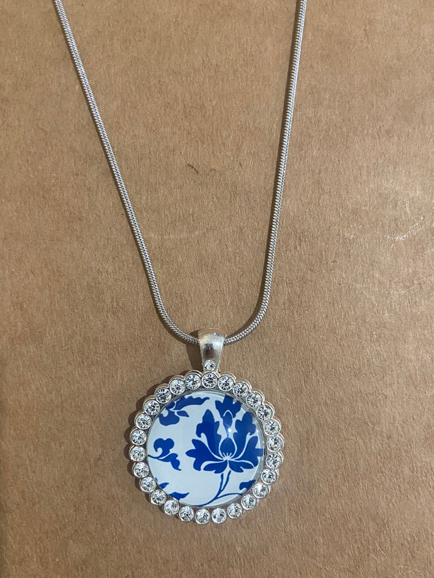 Dazzling & beautiful large blue/white pendant & Earring Set