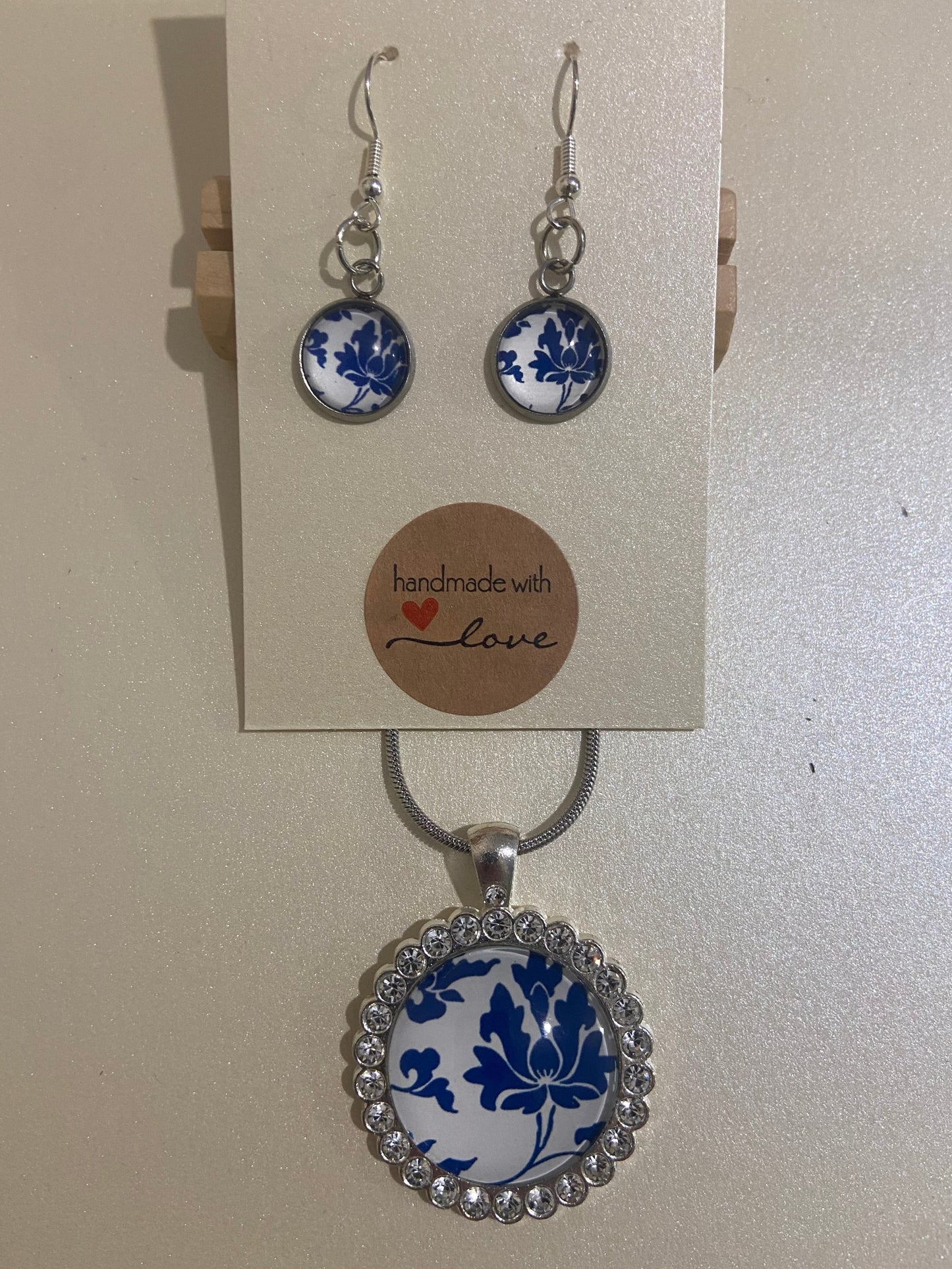 Dazzling & beautiful large blue/white pendant & Earring Set