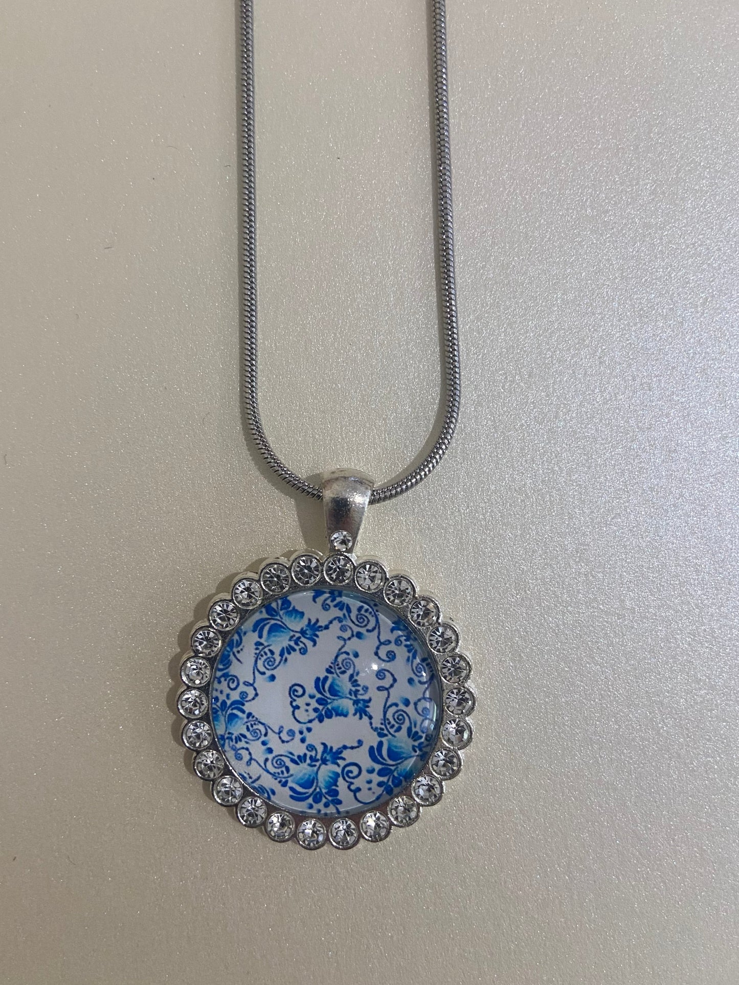 Dazzling & beautiful large blue/white floral pendant & Earring Set