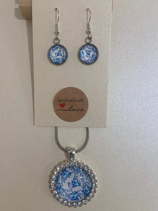 Dazzling & beautiful large blue/white floral pendant & Earring Set